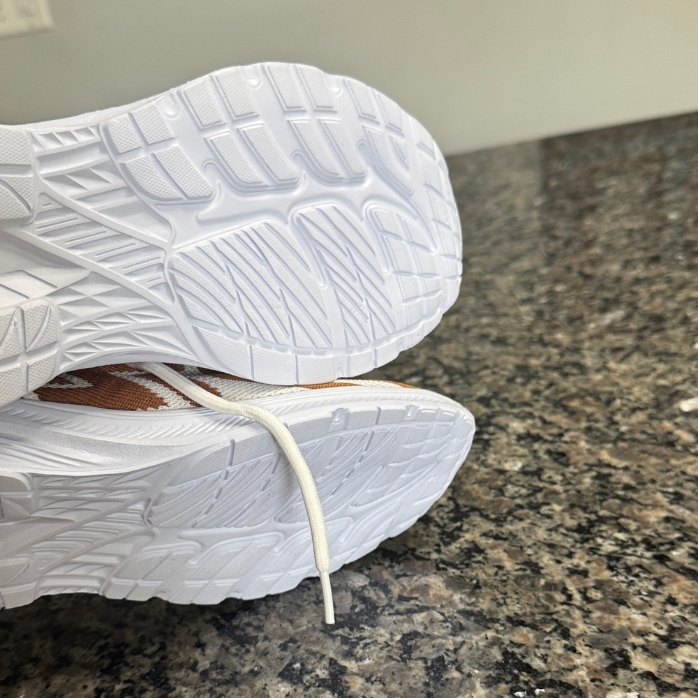 Women's Chevron Patterned Tan and White fashion Sneakers NWOT 8.5 - Picture 9 of 10